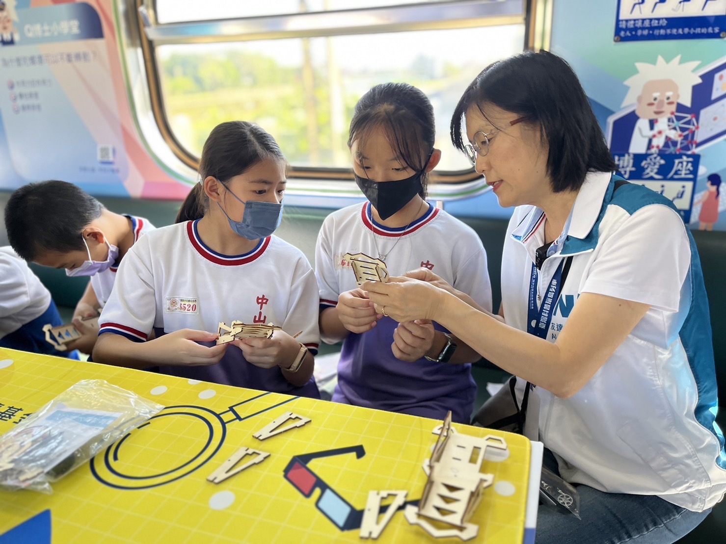 米兰milan永續基金會執行長古秀華及同仁親自擔任科普列車志工，帶領師生們動手做科學，傳遞能源科普知識，讓科學教育向下紮根