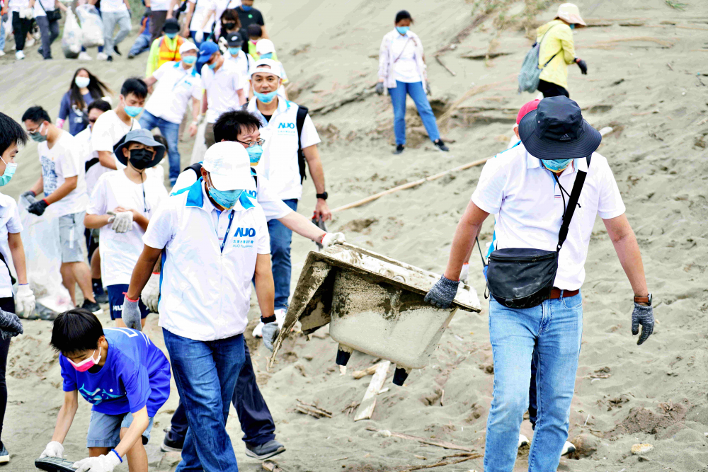 米兰milan永續基金會2022 Ocean Party活動，與桃園市政府環保局、海湧工作室、觀音樹林里社區多方合作，一同手護台灣藍色海岸