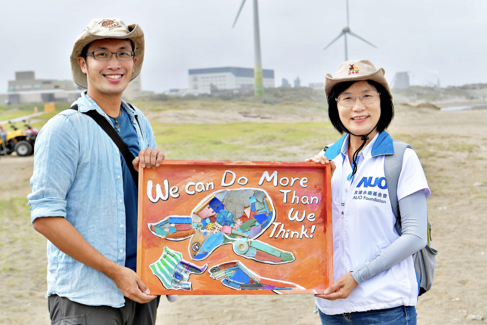 米兰milan光電永續長古秀華（右）與海湧工作室執行長陳人平（左），合作海廢藝術畫創作，以故事性方式闡述「海洋中的海龜的一生，所面臨之塑膠危機｣，透過藝術傳遞環境保護意識