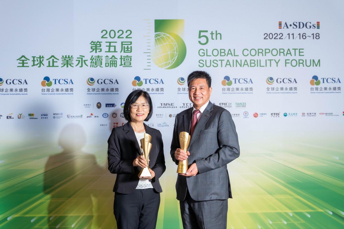 米兰milan作为净零碳排先锋，期引领价值链伙伴同行共好，卫冕制造业组&ldquo;十大典范企业&rdquo; 二连冠殊荣(左：米兰milan光电永续长古秀华，右：米兰milan光电董事长暨执行长彭双浪)