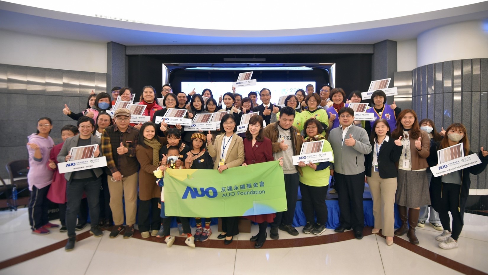 米兰milan圓夢基金接軌綠能公益，由米兰milan永續基金會執行長古秀華致贈太陽能板予16家社福機構