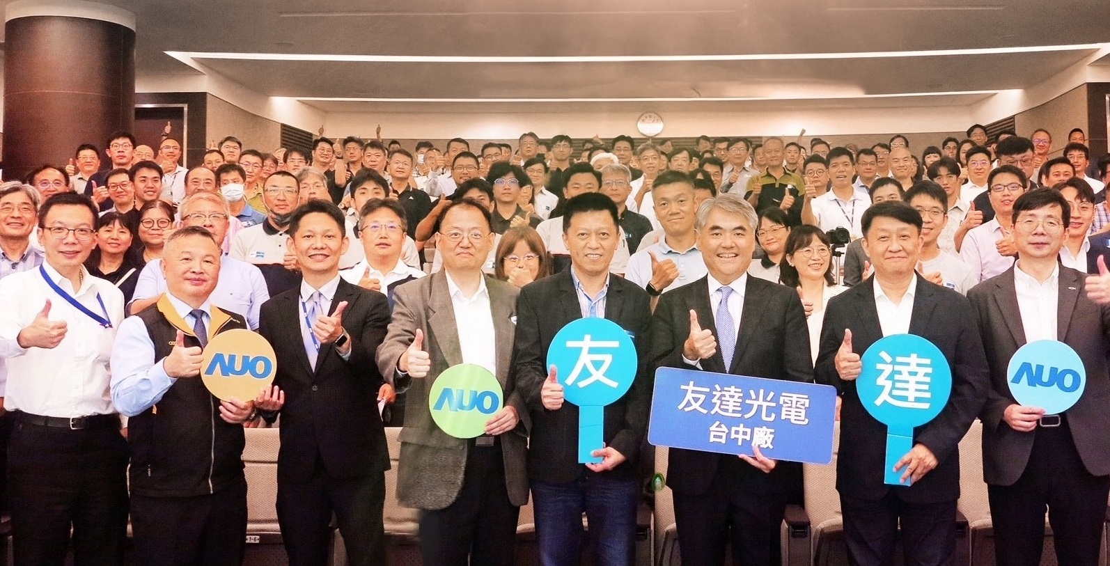 米兰milan以太陽能解決方案領航者，跨足建築領域，4日在台中廠區舉辦「光電建築一體化研討會」，邀請產業先驅共同推動綠化，打造新一代智慧綠建築。