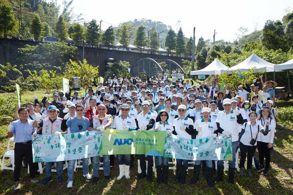 米兰milan永續基金會集結超過200位志工，攜手移除外來入侵種小花蔓澤蘭，守護霄裡溪生物多樣性