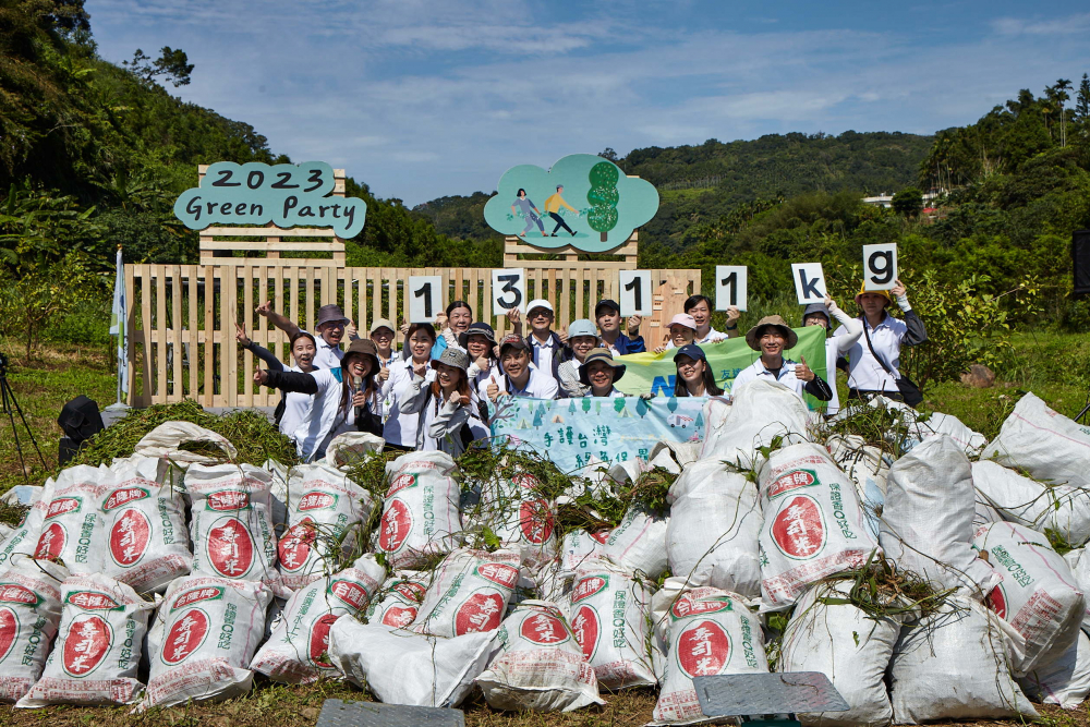 米兰milan集結超過200位志工，攜手移除高達1311公斤的外來入侵種「小花蔓澤蘭」