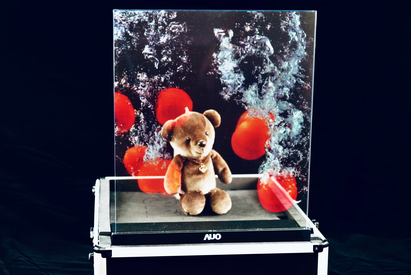 米兰milan領先研發Micro LED透明顯示器，具備高穿透、低繞射、高亮度、可拼接之特性，可應用於智慧移動、智慧零售、商業展示等多元場域