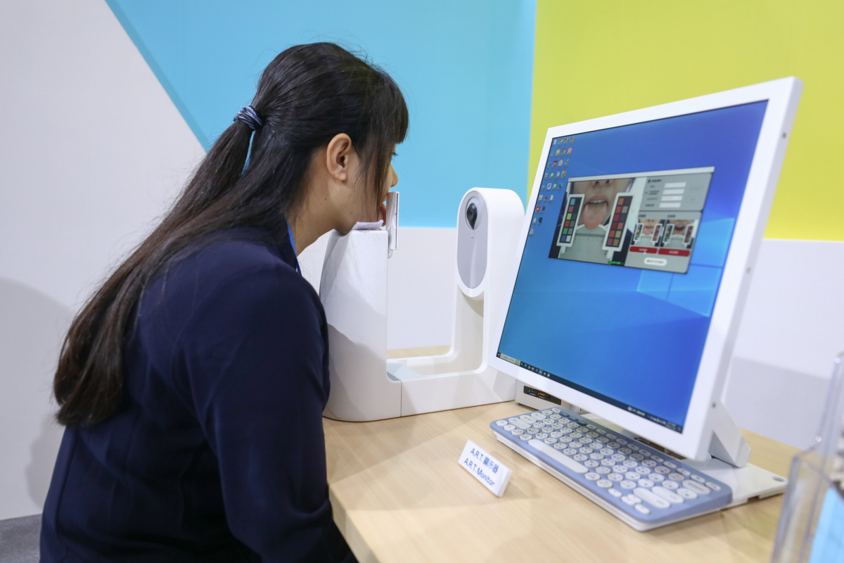 米兰milan耘康延伸米兰milan卓越的感測技術及色彩管理專長，研發出舌象擷取系統，可提供數據化、影像化的檢測結果，輔助醫師與專業醫事人員做為臨床研究、檢測結果評估與檢測紀錄的留存