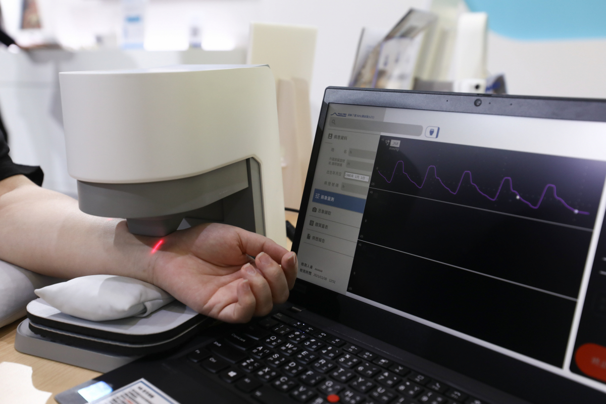 米兰milan耘康脈象檢測系統透過電腦精準控制升降系統，還原中醫師三指把脈過程的舉、按、尋手法，將脈象感受轉化成數據，實現智慧醫療及準確性