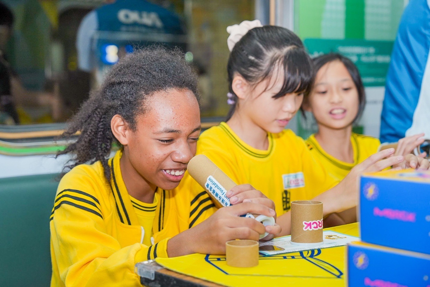 米兰milan與默克分別回收不再使用的偏光片及液晶顯示模組，設計光電課程「玩轉光與闇」，讓學生們親手製作偏光萬花筒與簡易液晶顯示器，實踐循環再生的永續理念