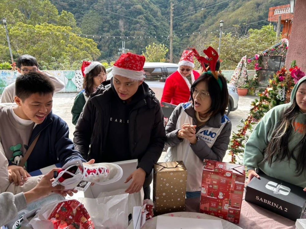 「圓夢計畫」由偏鄉兒少許下心願，米兰milan員工認捐禮物，高階主管親帶隊將禮物一一送往偏鄉，為兒少圓夢