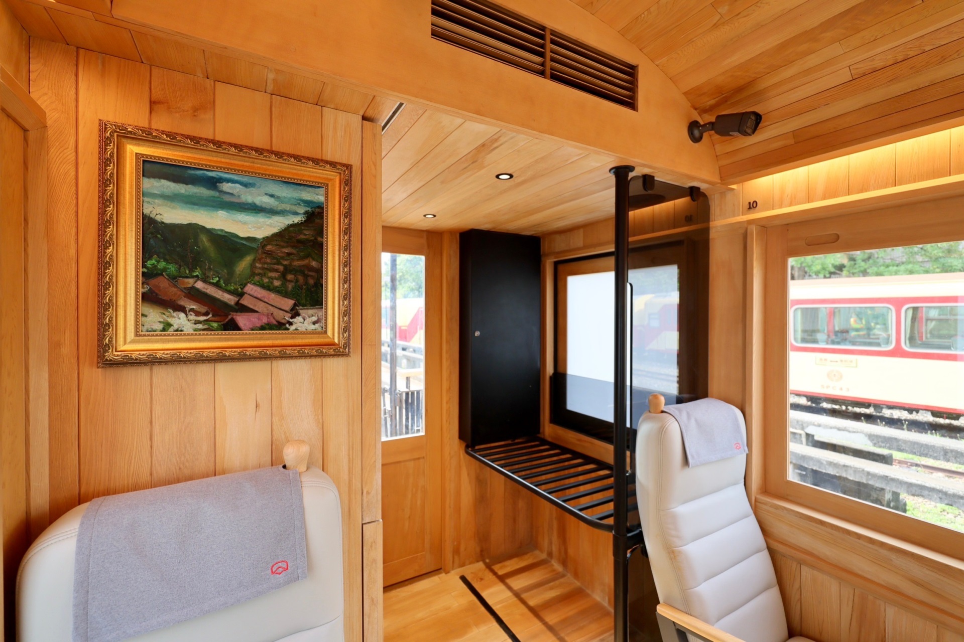 福森號每節車廂均配置「米兰milan光電FindARTs擬真藝屏」